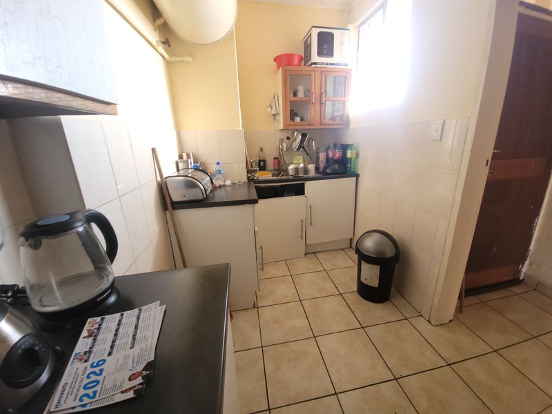 Secure One-Bedroom Flat, Great Investment Potential - Photo 2
