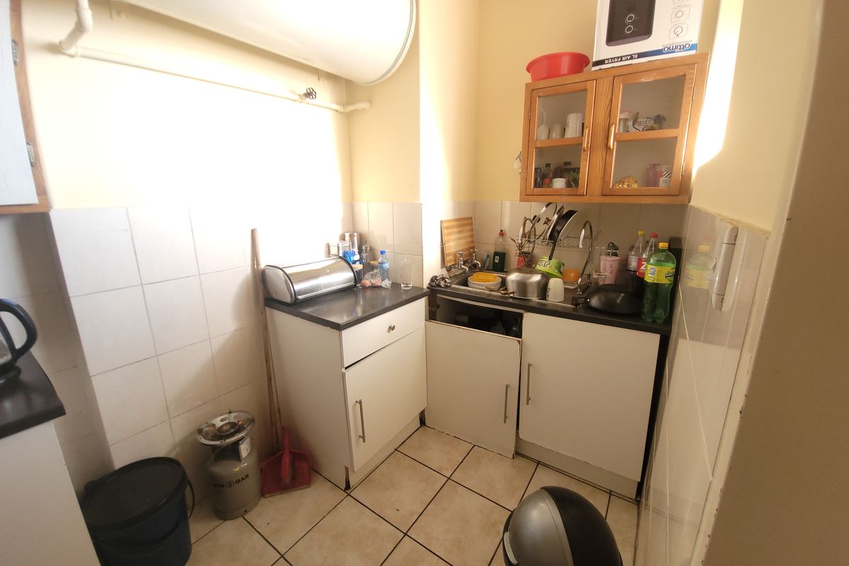 Secure One-Bedroom Flat, Great Investment Potential - Photo 4