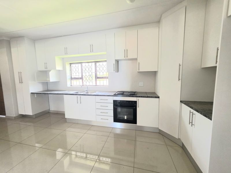 Spacious 4 bedroom house for rent - Empangeni - Photo 2