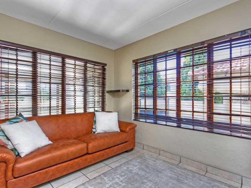 FULL-TITLE 4-BEDROOM HOME WITH EXCEPTIONALLY LARGE BEDROOMS, POOL & SOLAR | MONTE SOLO - Photo 5