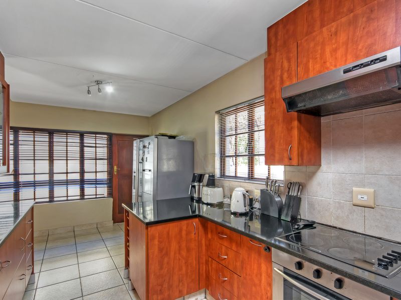 FULL-TITLE 4-BEDROOM HOME WITH EXCEPTIONALLY LARGE BEDROOMS, POOL & SOLAR | MONTE SOLO - Photo 9