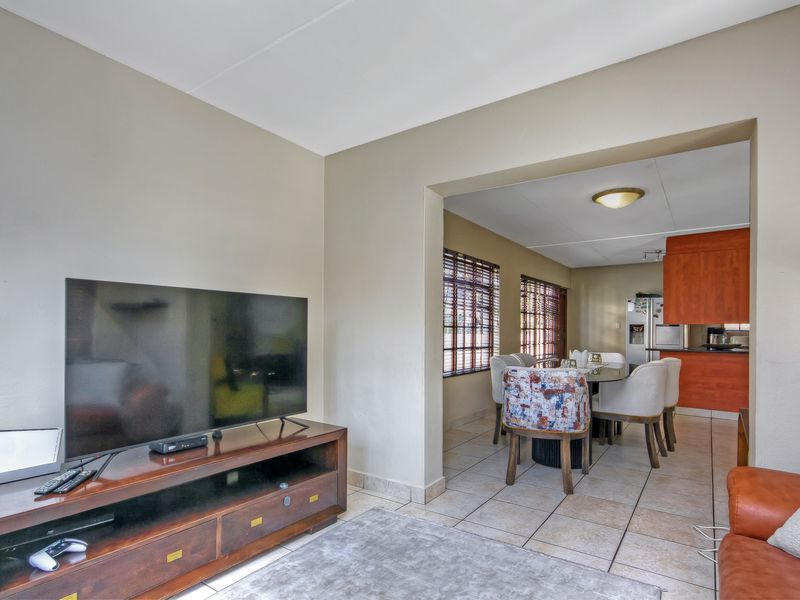FULL-TITLE 4-BEDROOM HOME WITH EXCEPTIONALLY LARGE BEDROOMS, POOL & SOLAR | MONTE SOLO - Photo 4