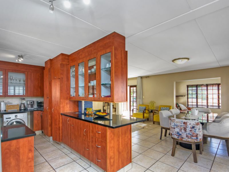 FULL-TITLE 4-BEDROOM HOME WITH EXCEPTIONALLY LARGE BEDROOMS, POOL & SOLAR | MONTE SOLO - Photo 8
