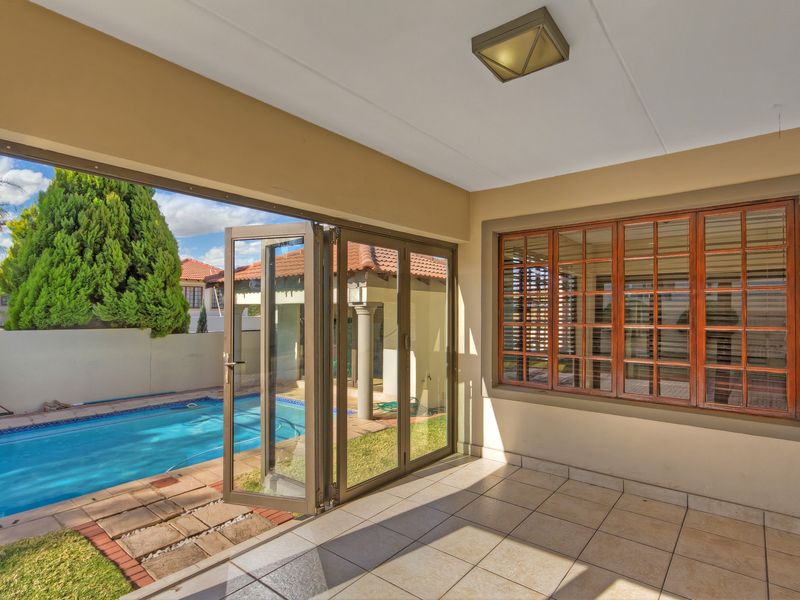 FULL-TITLE 4-BEDROOM HOME WITH EXCEPTIONALLY LARGE BEDROOMS, POOL & SOLAR | MONTE SOLO - Photo 2