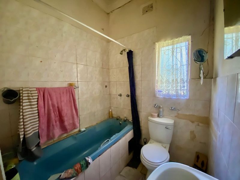 Charming 1950s Home with Two Flatlets – Income Potential in Quiet Westgate - Photo 10