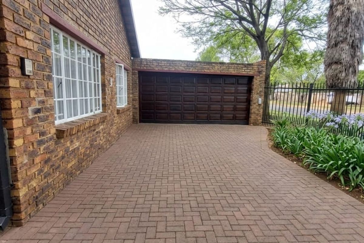 Space, Splash & Serenity — 5-Bed Home with Pool and Generous Yard - Photo 2