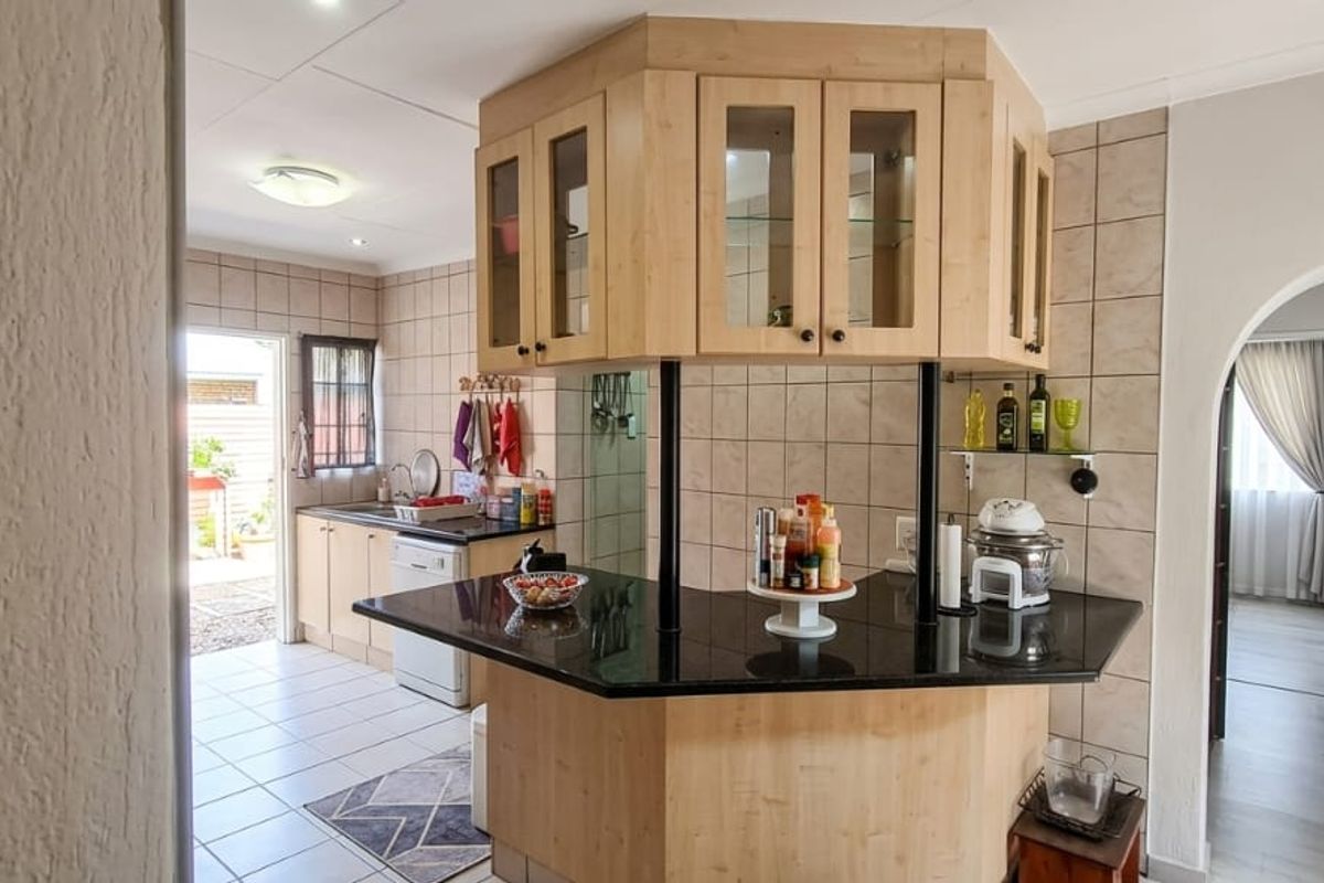 Space, Splash & Serenity — 5-Bed Home with Pool and Generous Yard - Photo 5