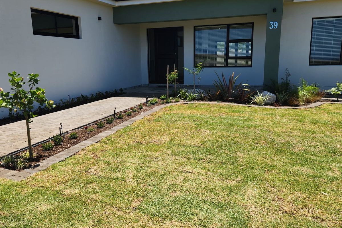 Your Modern Platteboschkloof Retreat Awaits! - Photo 2