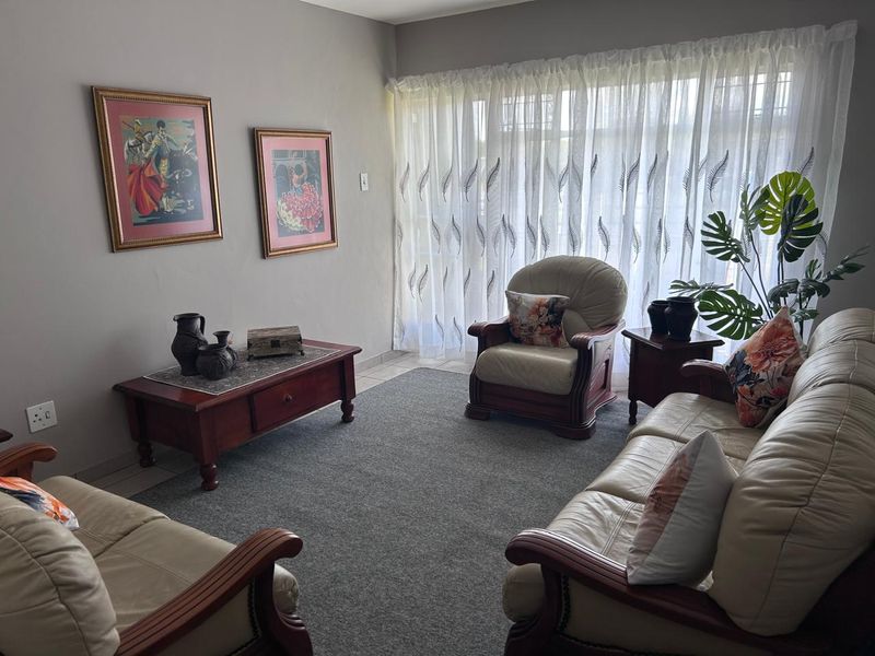 Two Bedroom Apartment for Sale a perfect for family or Investment opportunity, on the first floor - Photo 2