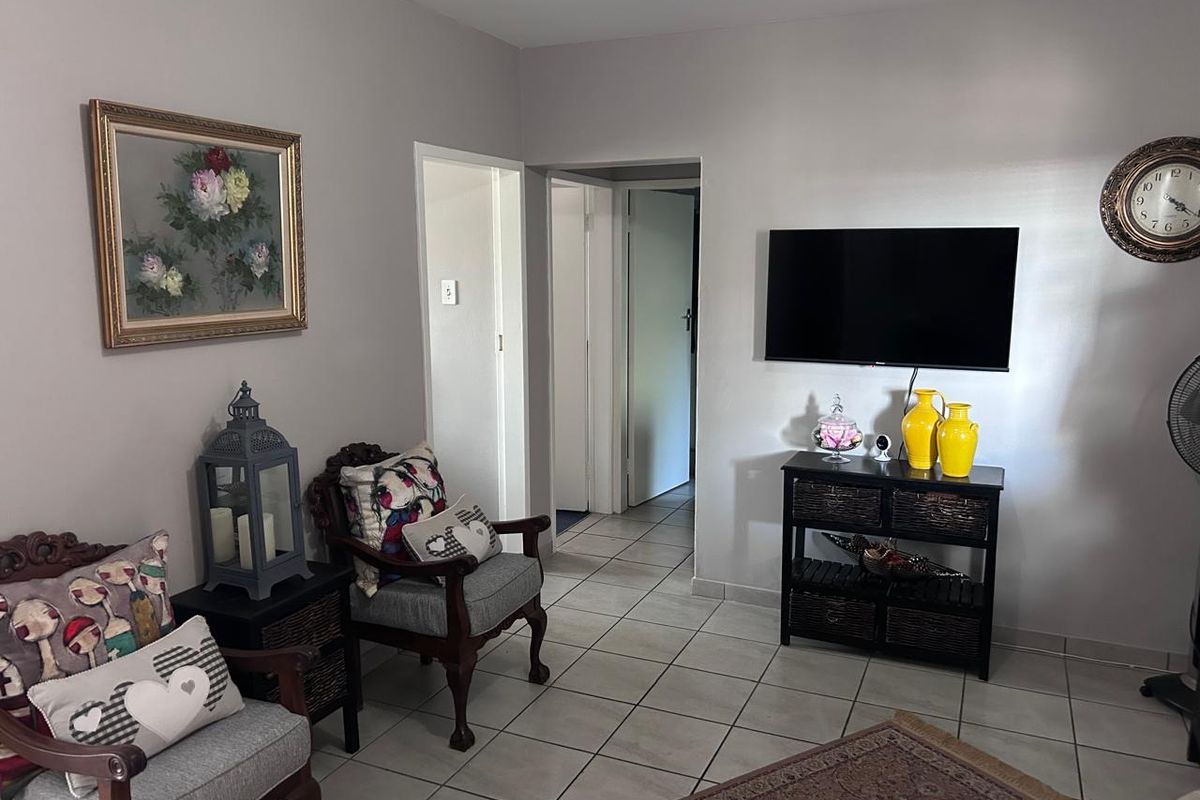 Two Bedroom Apartment for Sale a perfect for family or Investment opportunity, on the first floor - Photo 3