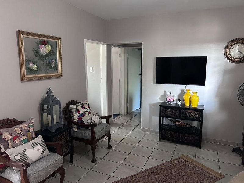 Two Bedroom Apartment for Sale a perfect for family or Investment opportunity, on the first floor - Photo 3