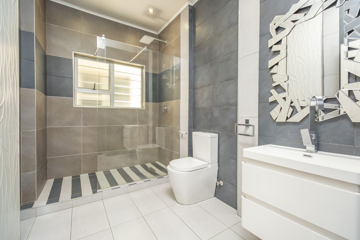 Luxury 4-Bedroom Apartment with 3 Full Bathrooms & Panoramic Sandton Views - Photo 5