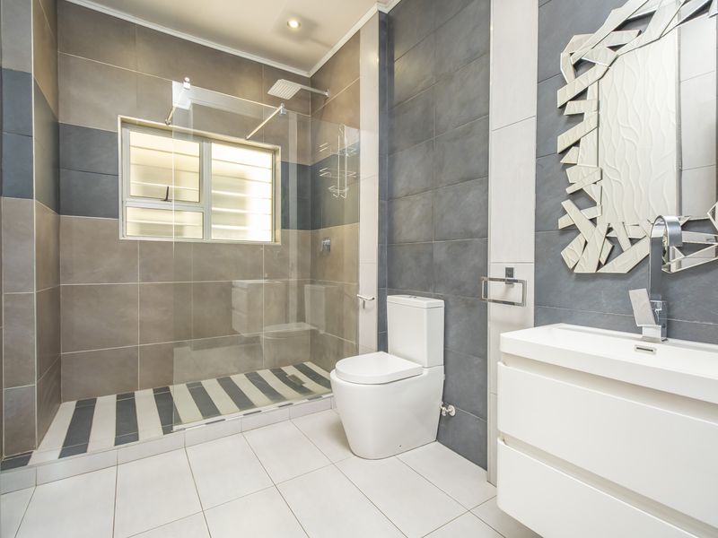 Luxury 4-Bedroom Apartment with 3 Full Bathrooms & Panoramic Sandton Views - Photo 5