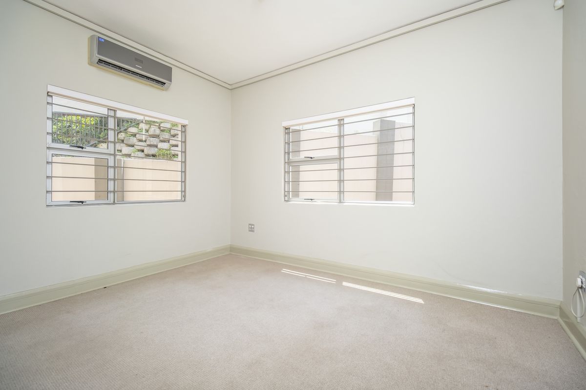 Luxury 4-Bedroom Apartment with 3 Full Bathrooms & Panoramic Sandton Views - Photo 3