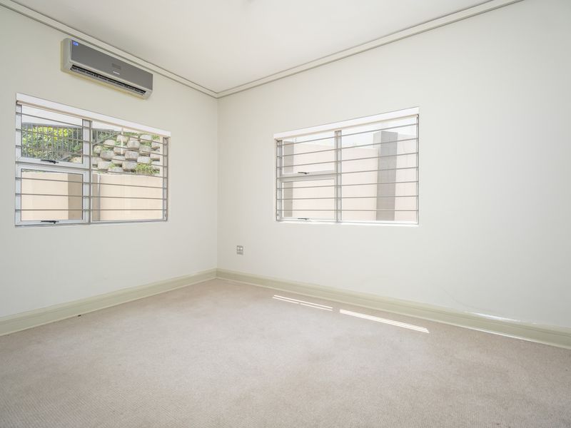 Luxury 4-Bedroom Apartment with 3 Full Bathrooms & Panoramic Sandton Views - Photo 3