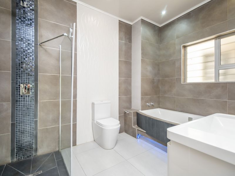 Luxury 4-Bedroom Apartment with 3 Full Bathrooms & Panoramic Sandton Views - Photo 10