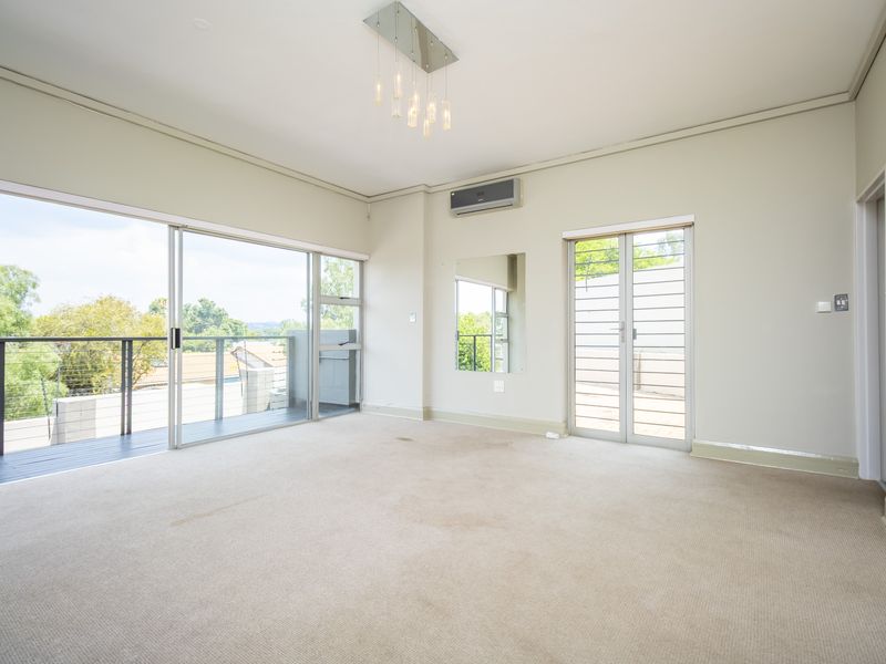 Luxury 4-Bedroom Apartment with 3 Full Bathrooms & Panoramic Sandton Views - Photo 8