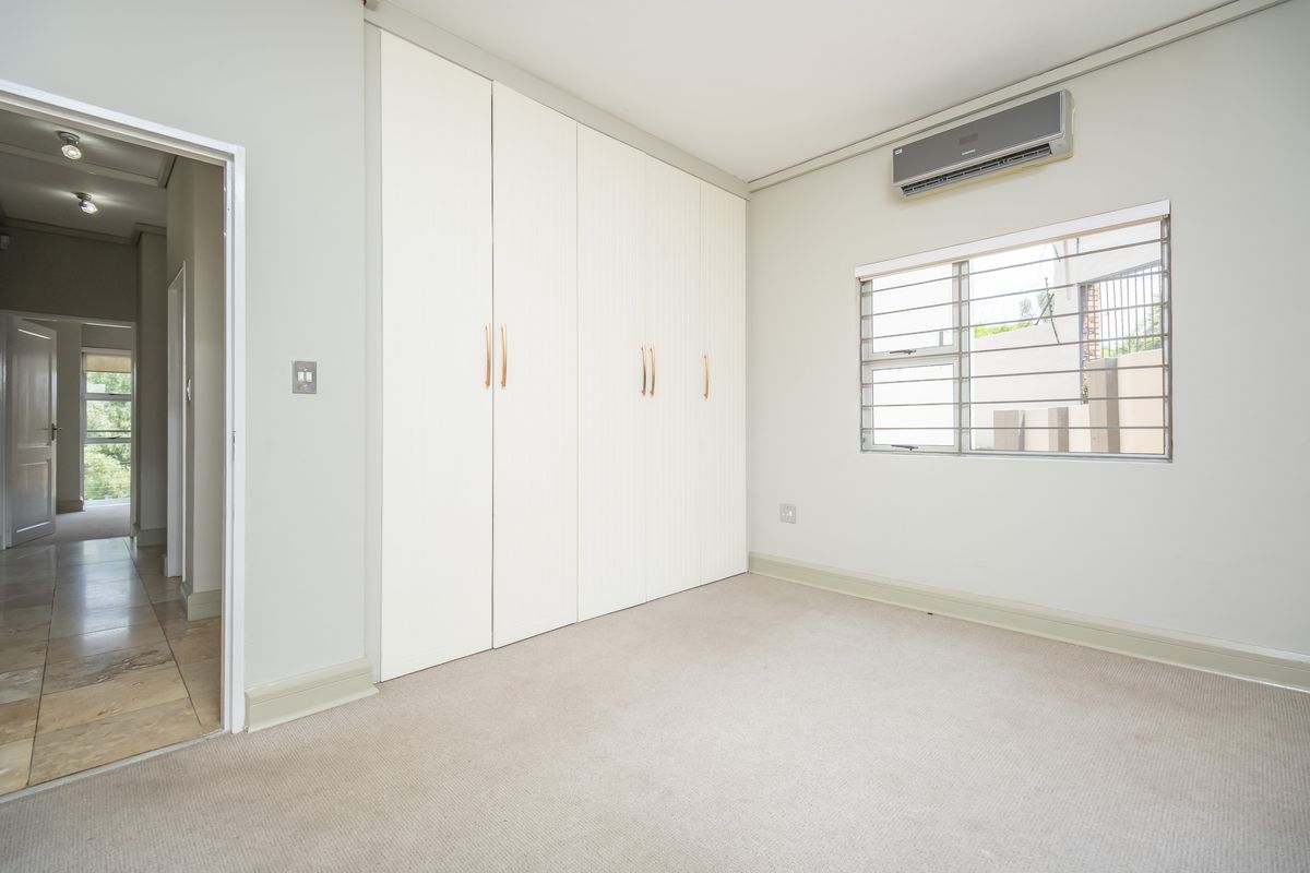 Luxury 4-Bedroom Apartment with 3 Full Bathrooms & Panoramic Sandton Views - Photo 4