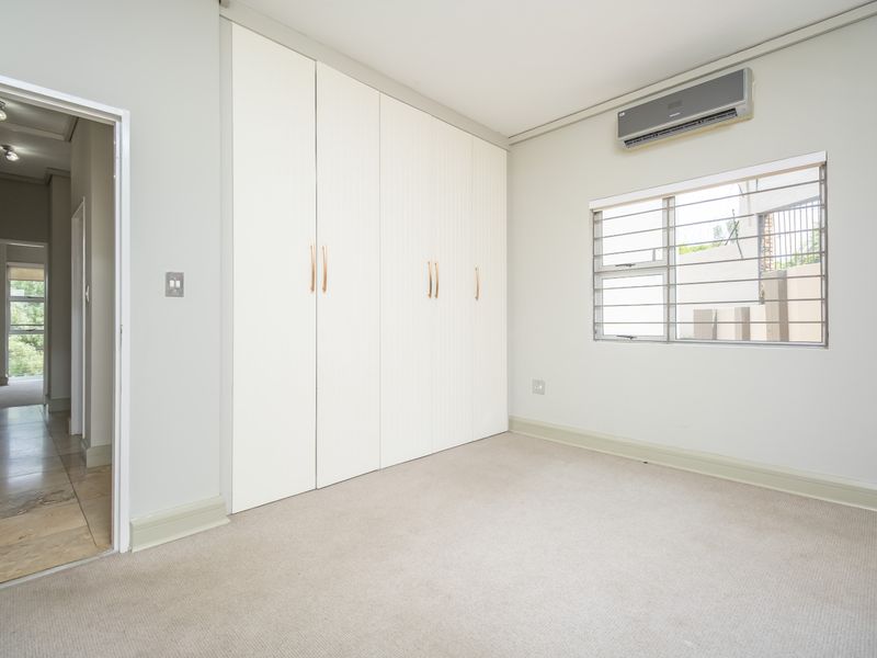 Luxury 4-Bedroom Apartment with 3 Full Bathrooms & Panoramic Sandton Views - Photo 4