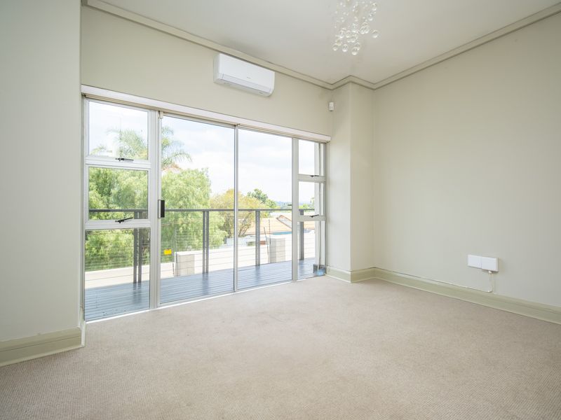 Luxury 4-Bedroom Apartment with 3 Full Bathrooms & Panoramic Sandton Views - Photo 6