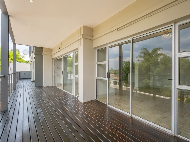 Luxury 4-Bedroom Apartment with 3 Full Bathrooms & Panoramic Sandton Views - Photo 2