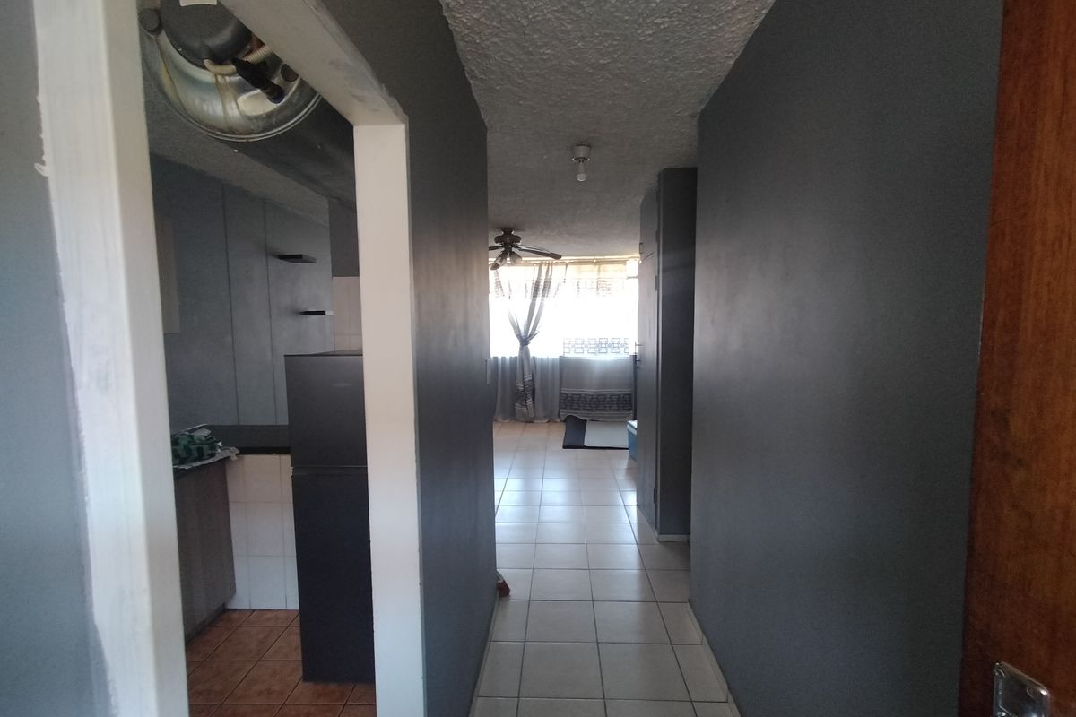 Ideal Starter Home or Investment in a Well-Maintained Complex - Photo 2