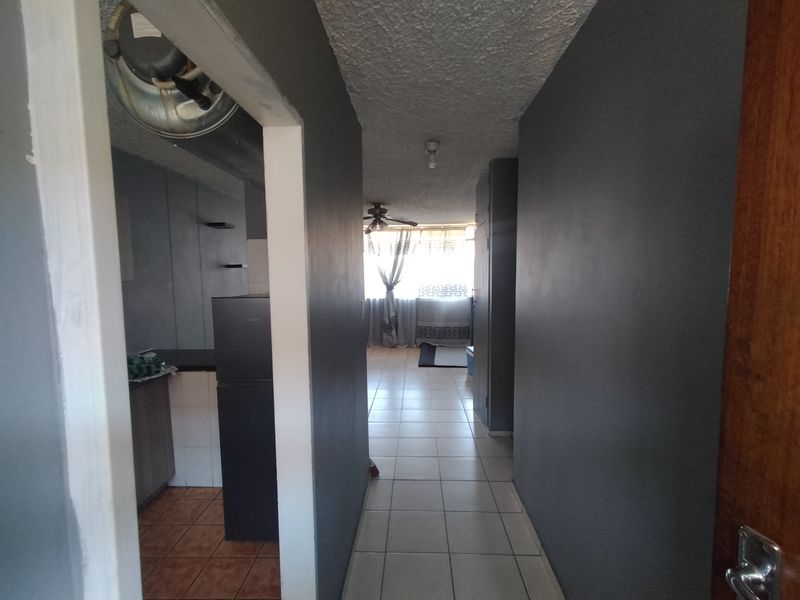 Ideal Starter Home or Investment in a Well-Maintained Complex - Photo 2