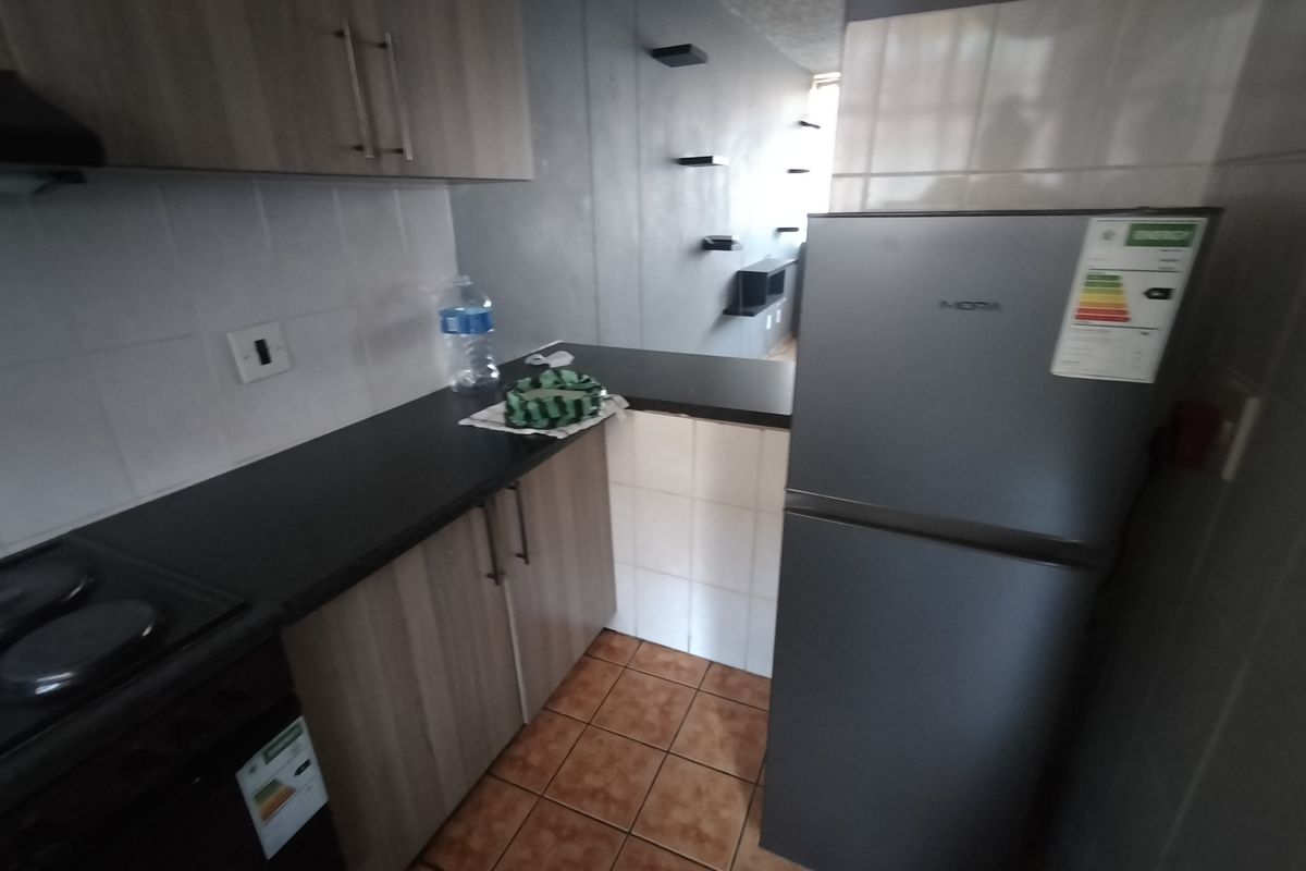 Ideal Starter Home or Investment in a Well-Maintained Complex - Photo 3