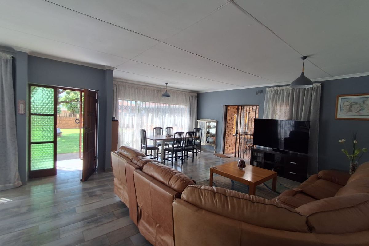 3 Bedroom House for Sale in Visagie Park Nigel R2 300 000 - Photo 2