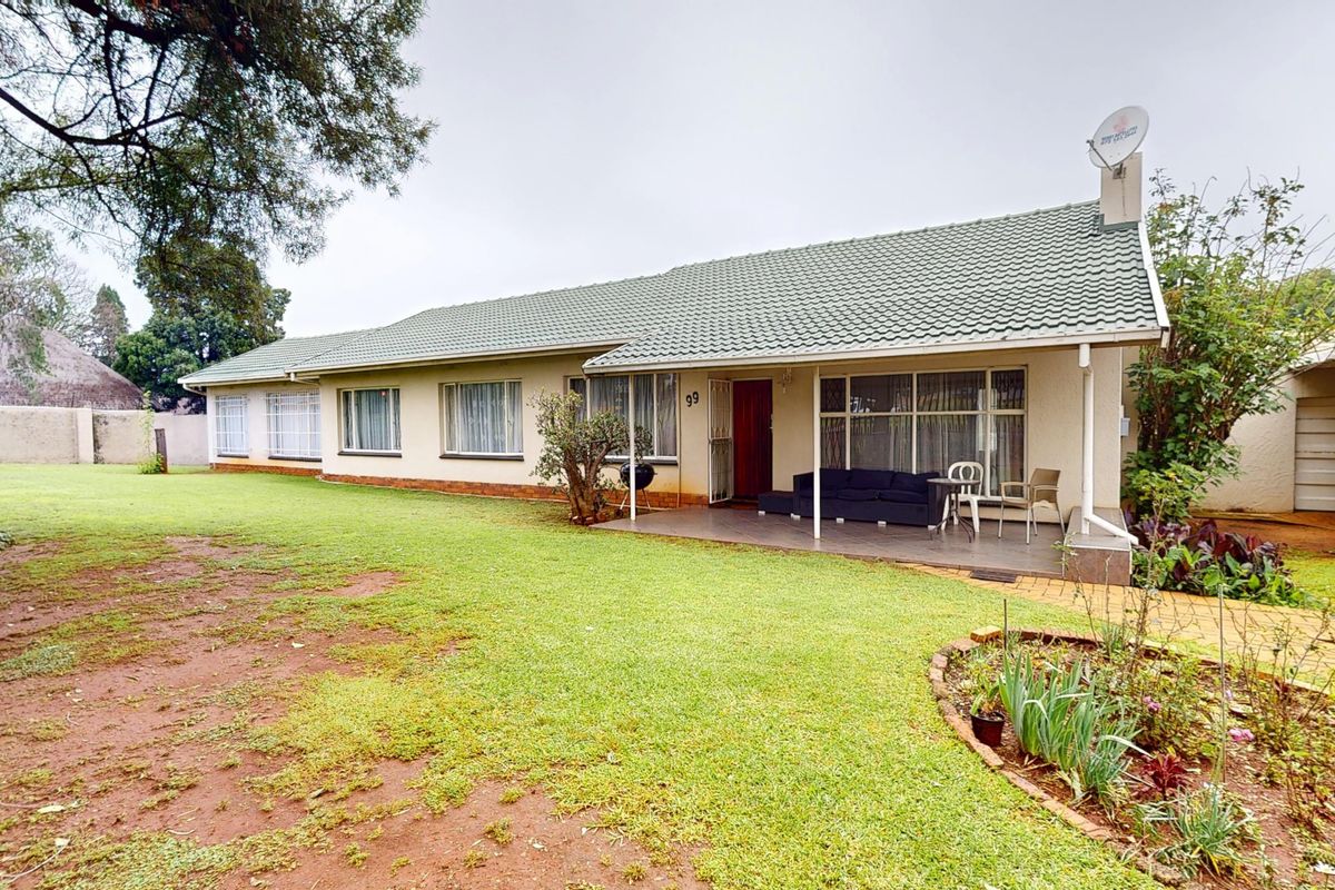 Welcome to this warm and inviting family home in the heart of Witfield, - Photo 3