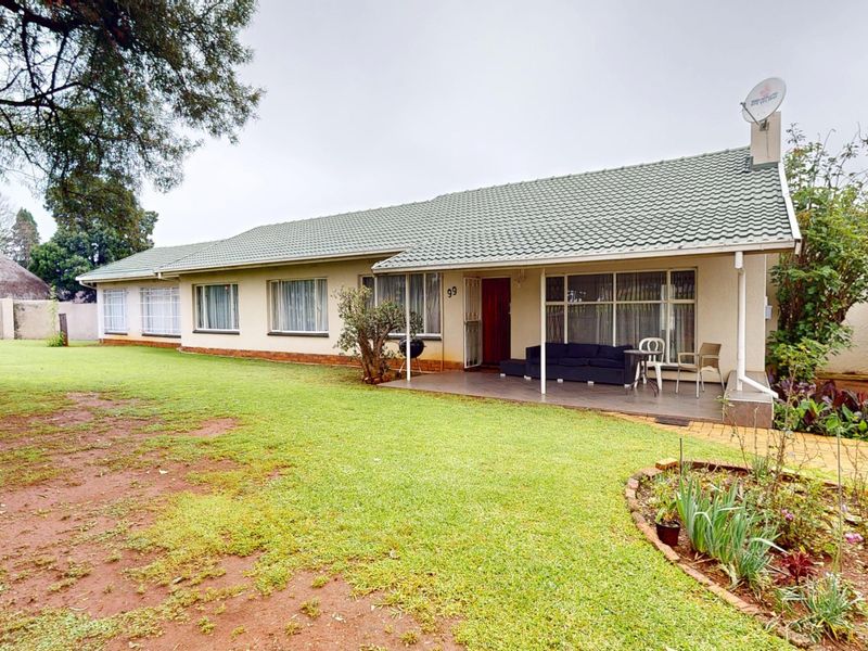 Welcome to this warm and inviting family home in the heart of Witfield, - Photo 3