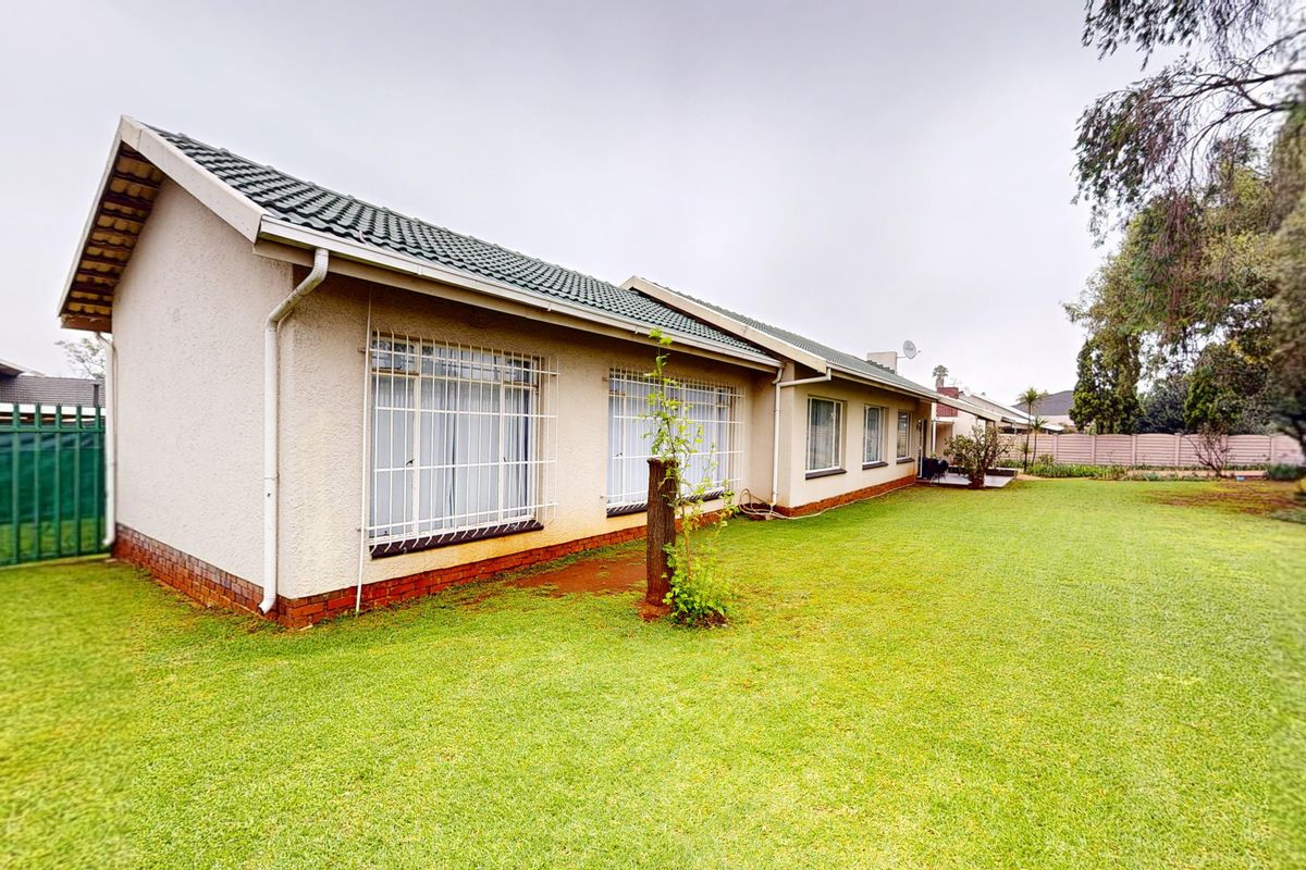 Welcome to this warm and inviting family home in the heart of Witfield, - Photo 2