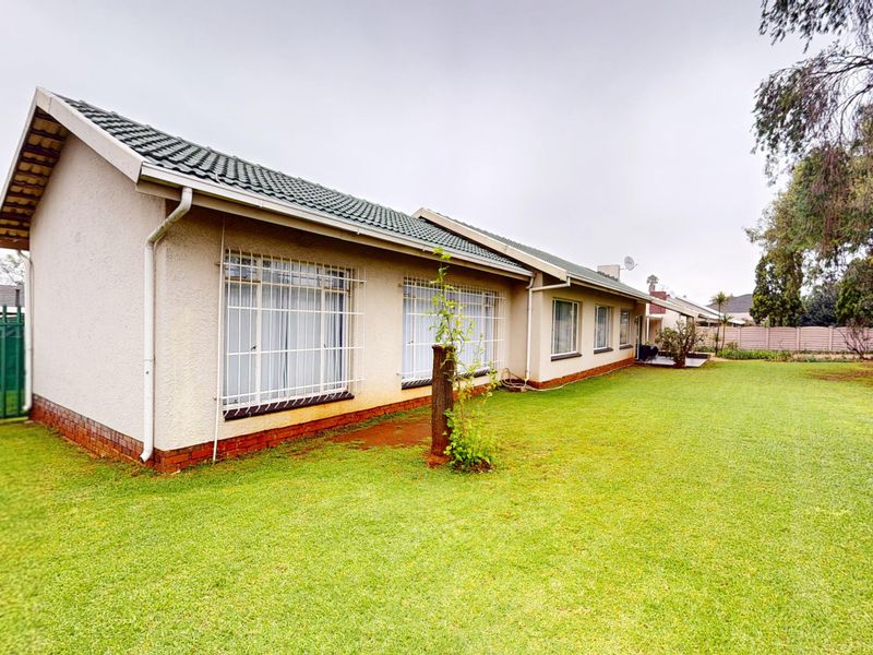 Welcome to this warm and inviting family home in the heart of Witfield, - Photo 2