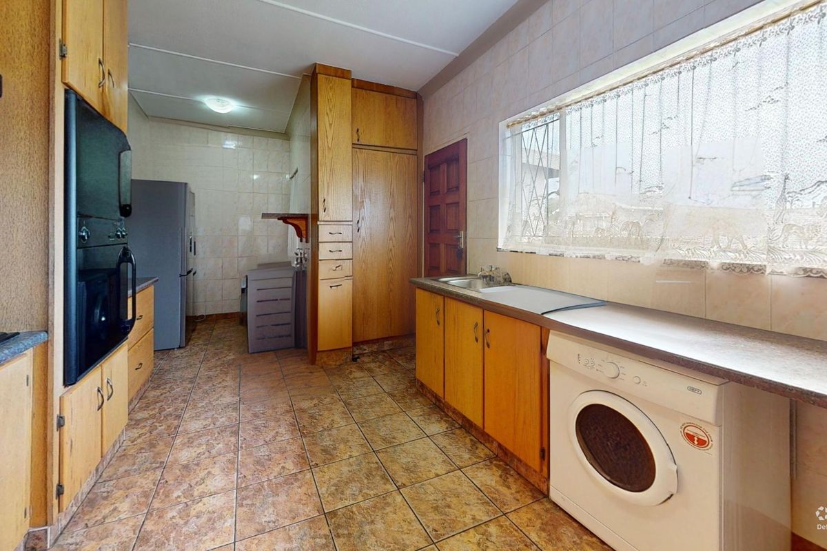 Welcome to this warm and inviting family home in the heart of Witfield, - Photo 4