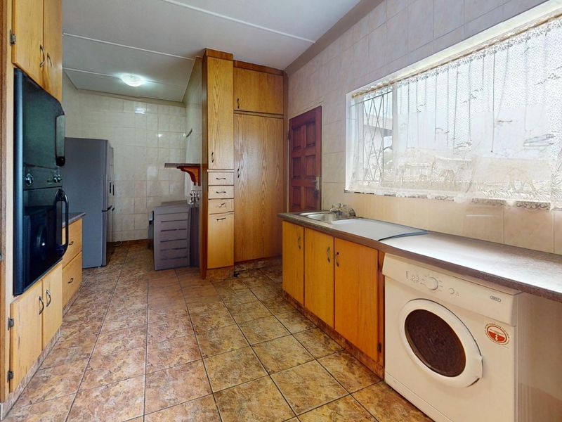 Welcome to this warm and inviting family home in the heart of Witfield, - Photo 4