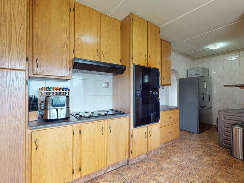 Welcome to this warm and inviting family home in the heart of Witfield, - Photo 10