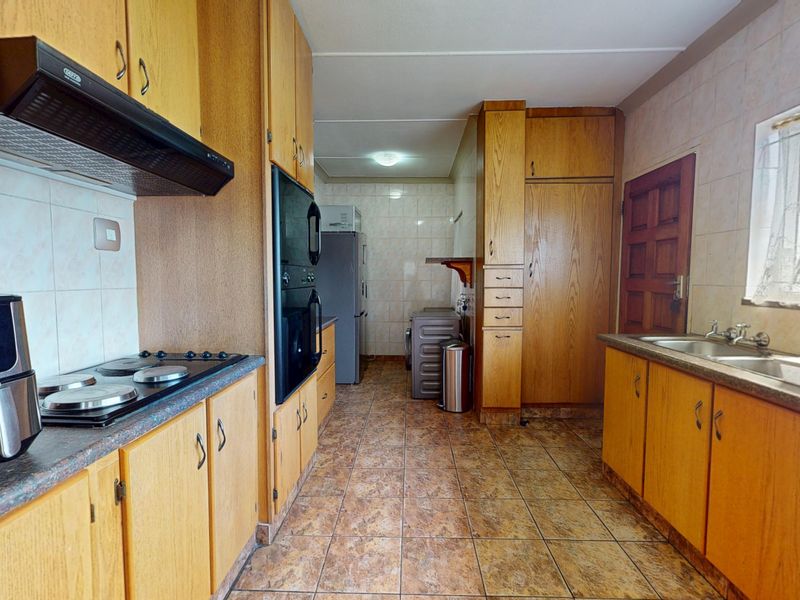 Welcome to this warm and inviting family home in the heart of Witfield, - Photo 9