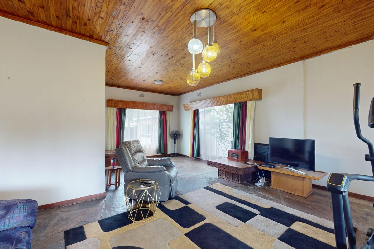 Welcome to this warm and inviting family home in the heart of Witfield, - Photo 5