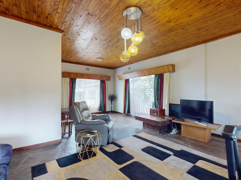 Welcome to this warm and inviting family home in the heart of Witfield, - Photo 5