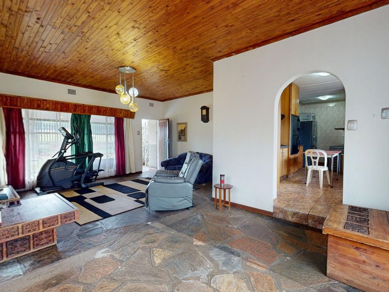 Welcome to this warm and inviting family home in the heart of Witfield, - Photo 8