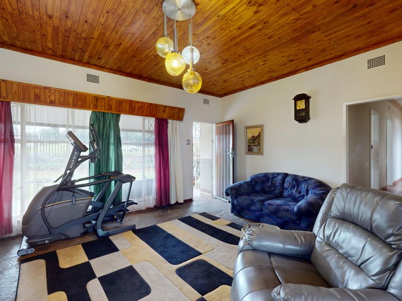 Welcome to this warm and inviting family home in the heart of Witfield, - Photo 7