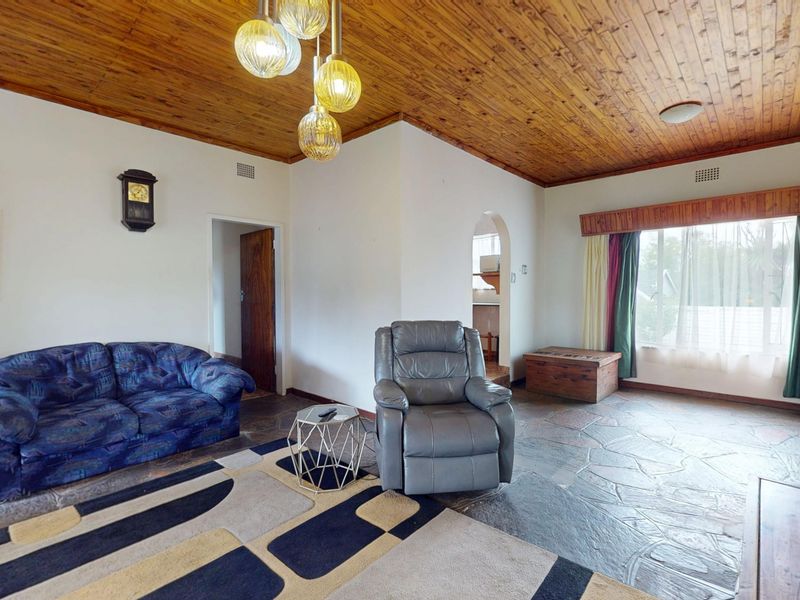 Welcome to this warm and inviting family home in the heart of Witfield, - Photo 6