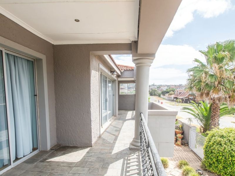 Perfectly Positioned for a Seaside Lifestyle! - Photo 5