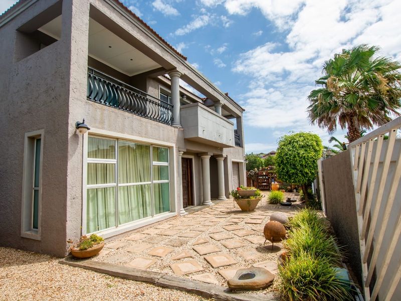 Perfectly Positioned for a Seaside Lifestyle! - Photo 3