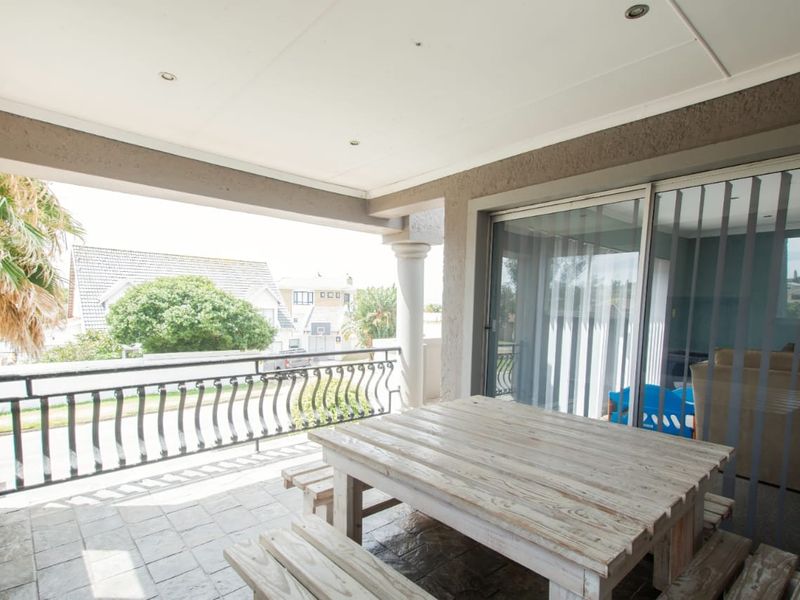 Perfectly Positioned for a Seaside Lifestyle! - Photo 7