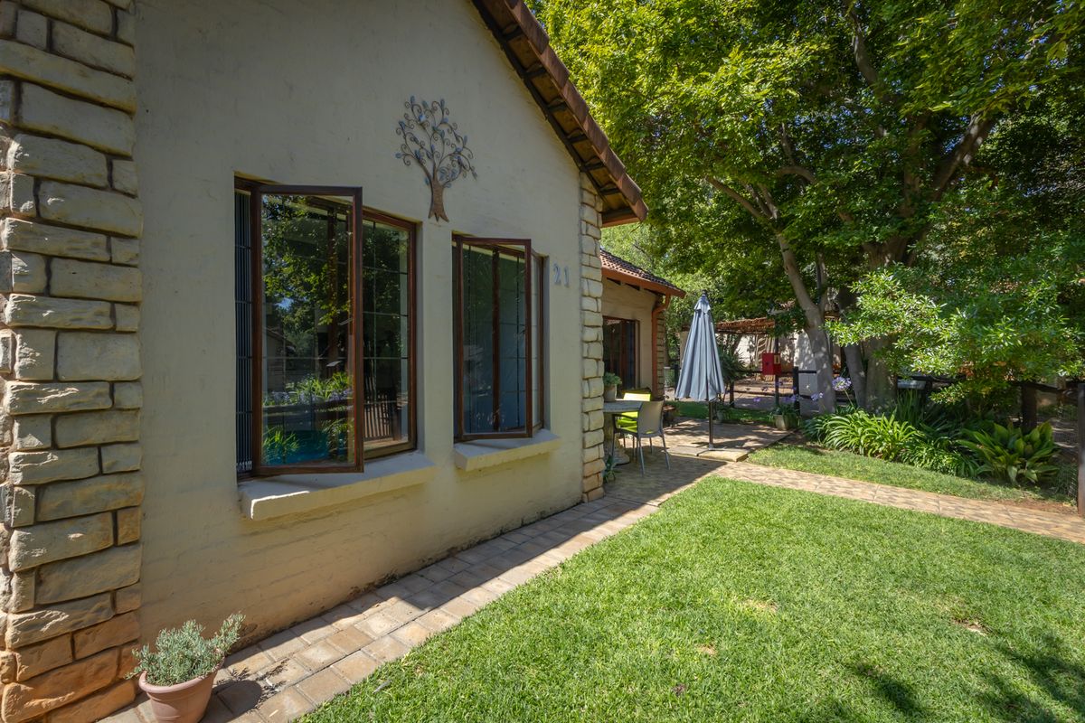 Stylish and Pristine Townhouse Designed for Easy Living - Photo 3