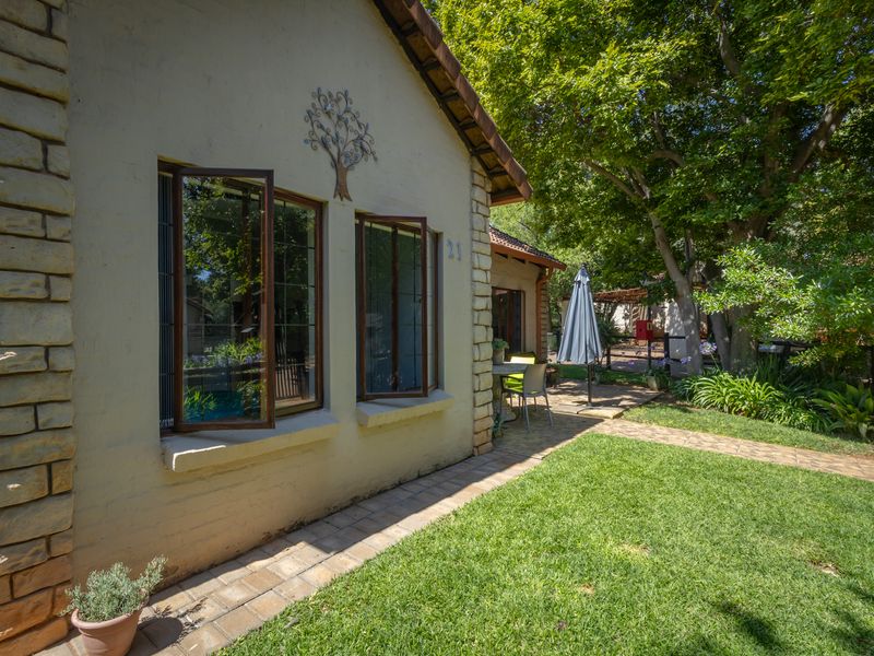 Stylish and Pristine Townhouse Designed for Easy Living - Photo 3