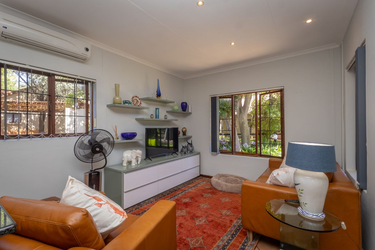 Stylish and Pristine Townhouse Designed for Easy Living - Photo 4