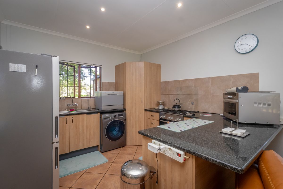 Stylish and Pristine Townhouse Designed for Easy Living - Photo 4