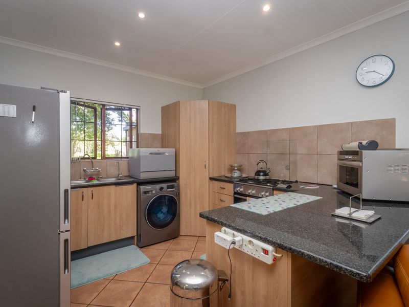 Stylish and Pristine Townhouse Designed for Easy Living - Photo 4